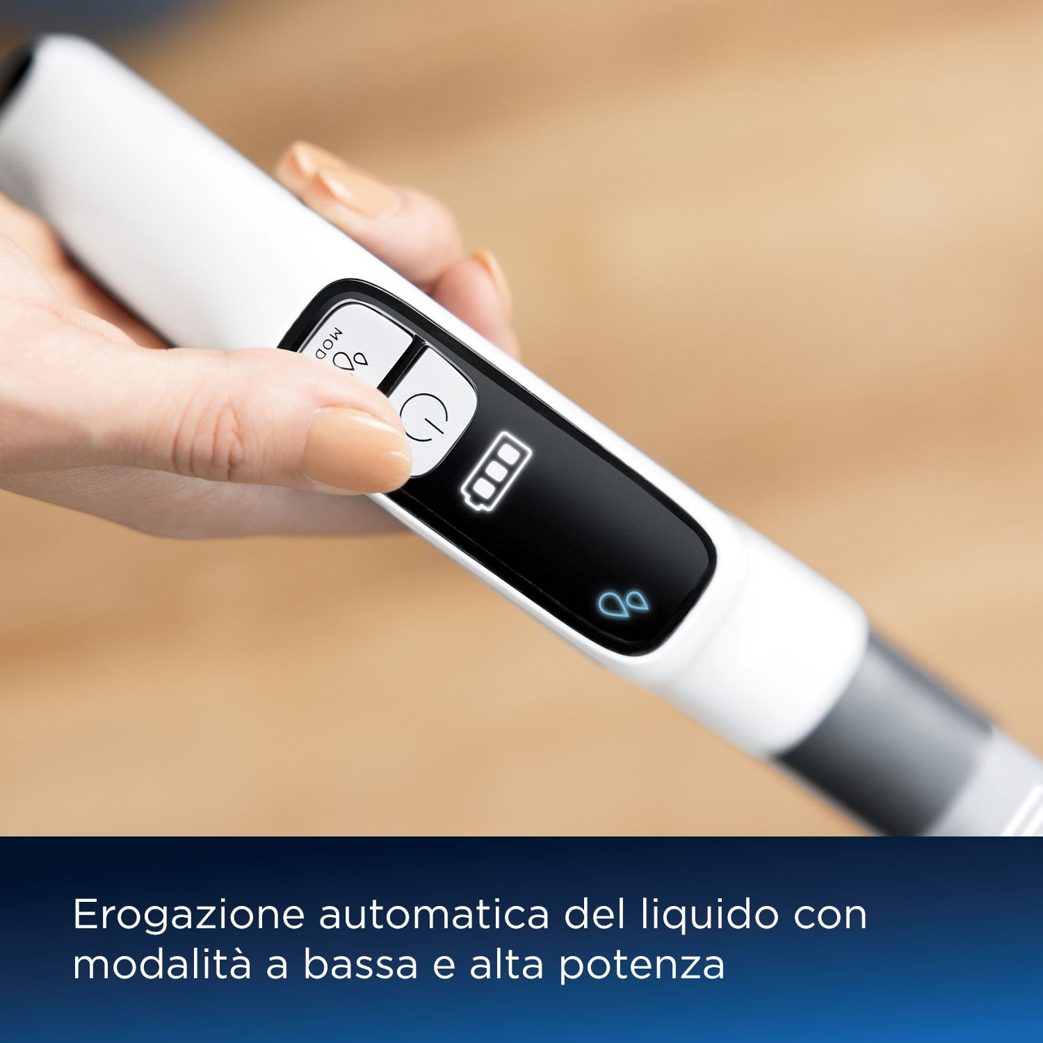 Primo piano dell'impugnatura di un aspirapolvere con pulsanti di controllo e indicatore della batteria.