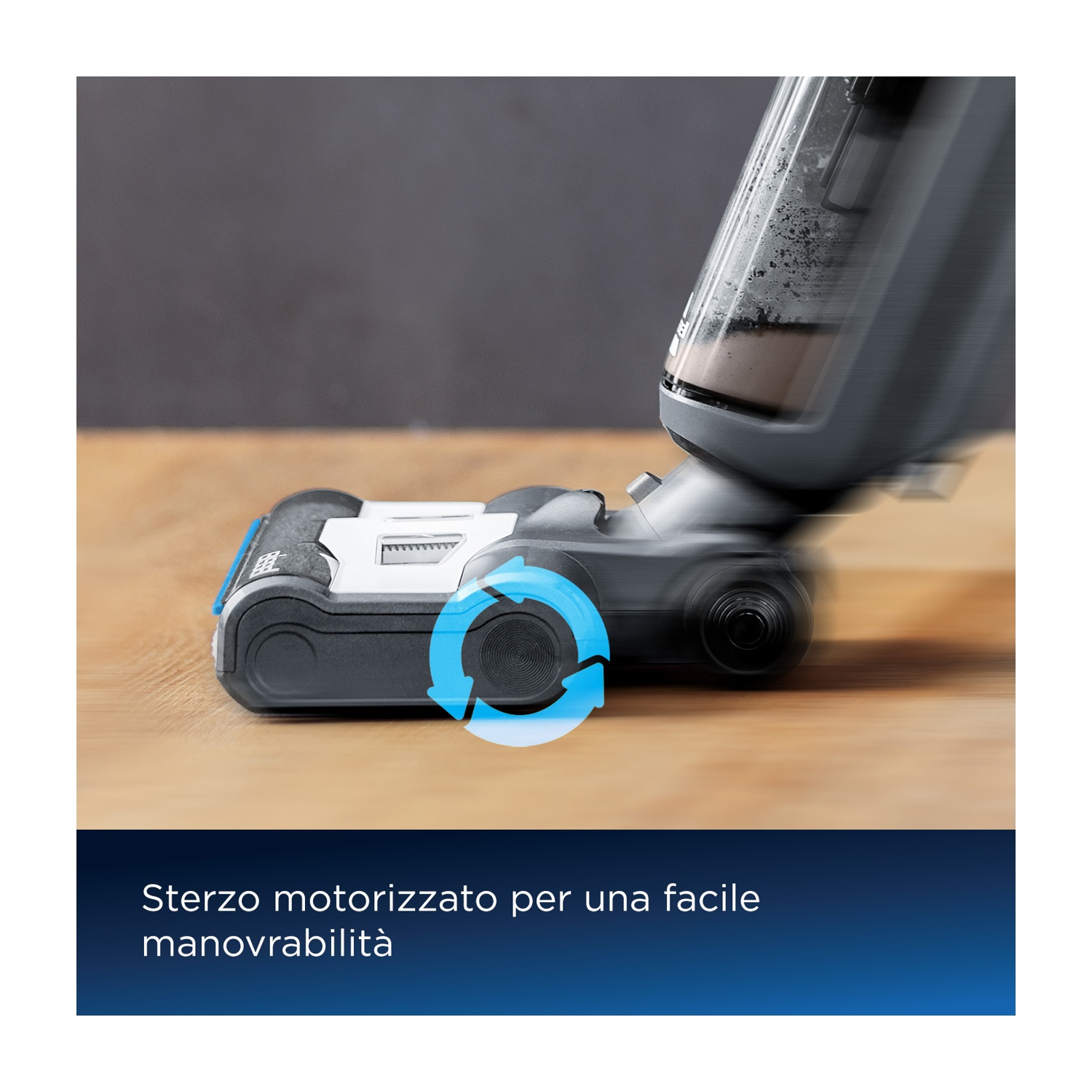 Pulitore per pavimenti con una freccia che mostra lo sterzo motorizzato per una facile manovrabilità.