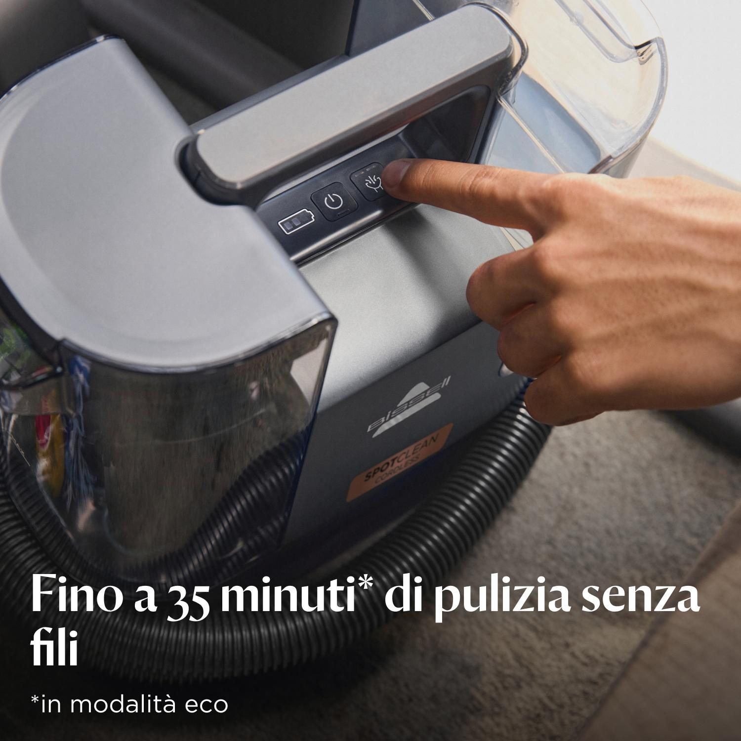 Mano che preme un pulsante su un dispositivo di pulizia con un tubo collegato.