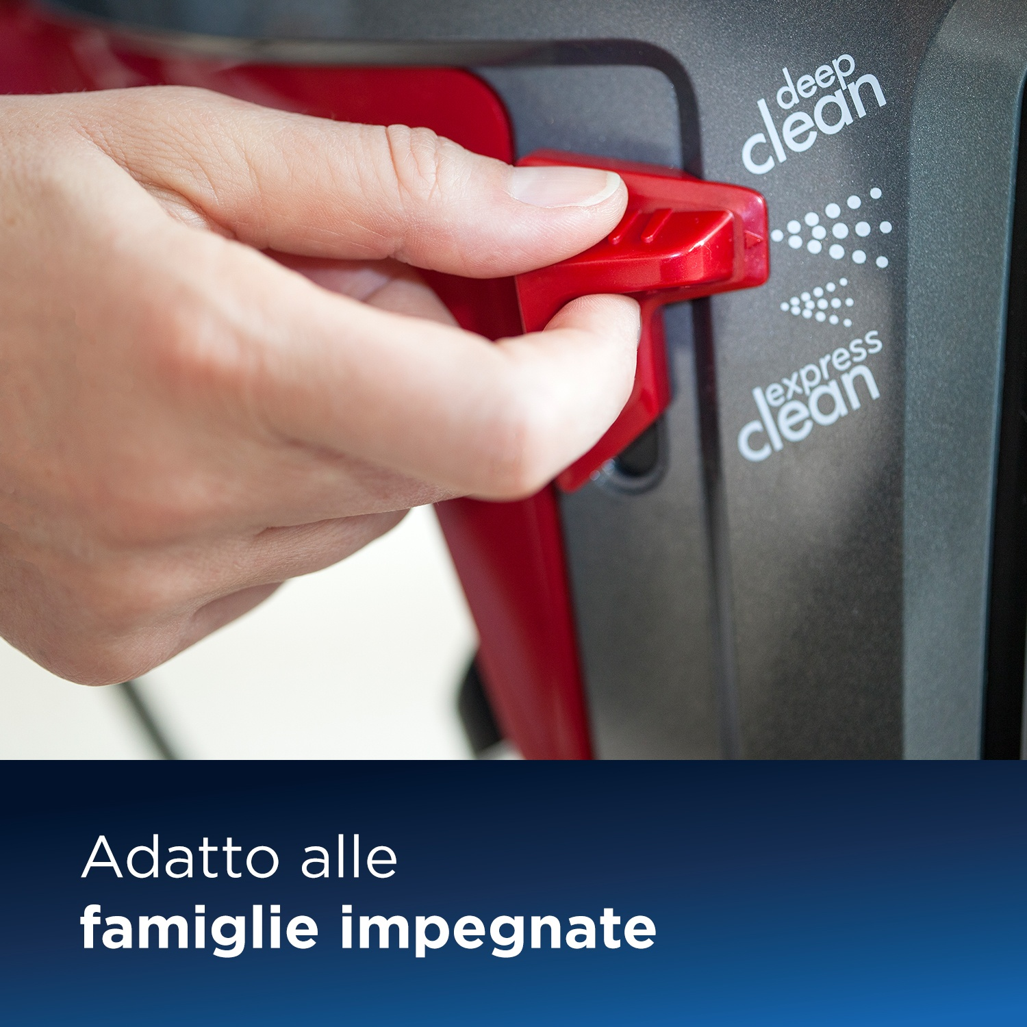 Una mano preme un pulsante rosso su un aspirapolvere. Testo: 'deep clean' ed 'express clean'.