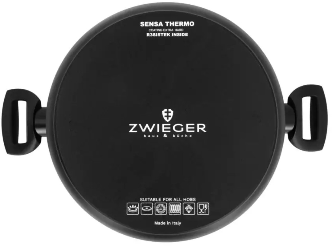 Czarny garnek z dwoma uchwytami. Na spodzie widnieje nazwa marki i inne szczegóły.