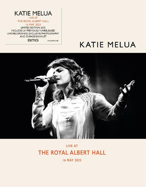Schwarz-Weiß-Foto von Katie Melua, die auf der Bühne singt, mit einem Konzertplakat überlagert.