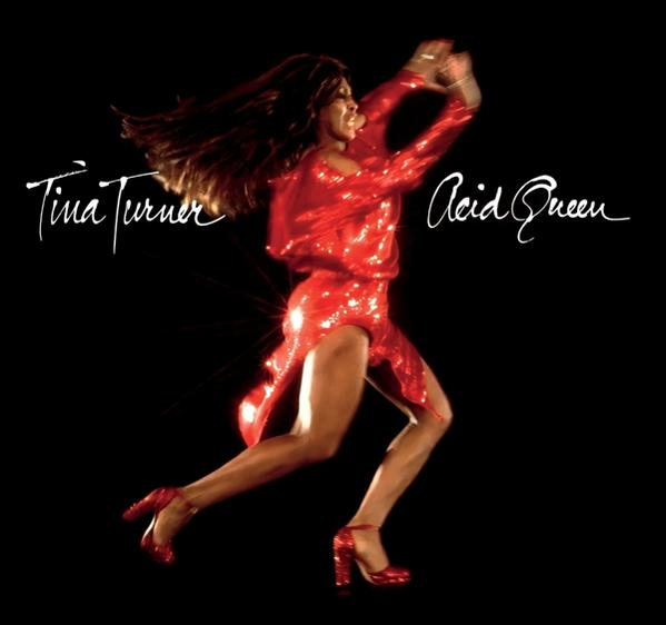 Tina Turner piros ruhában és magassarkúban táncol fekete háttéren.