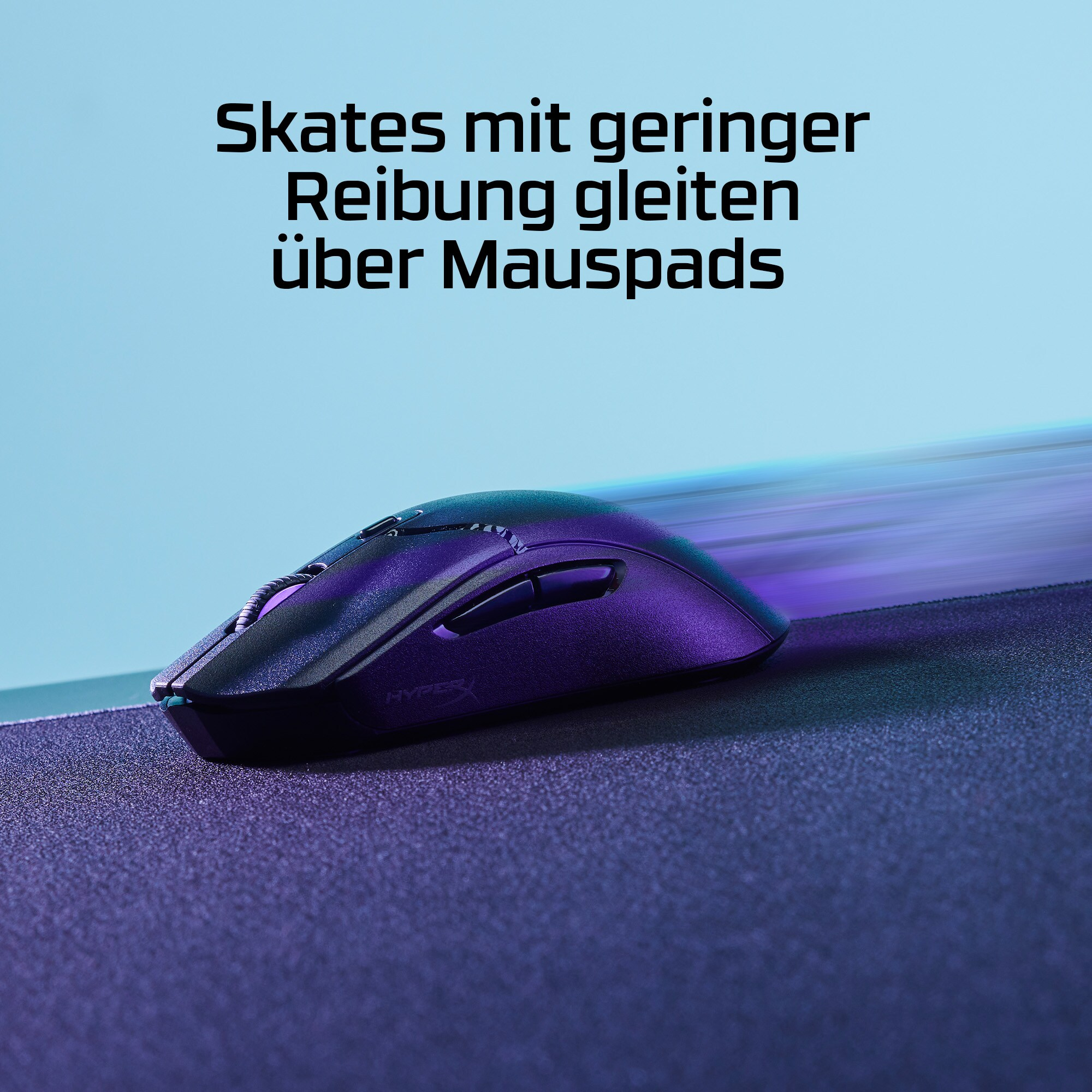 Eine schwarze und lila Gaming-Maus auf einem Mauspad, mit Bewegungsunschärfe.