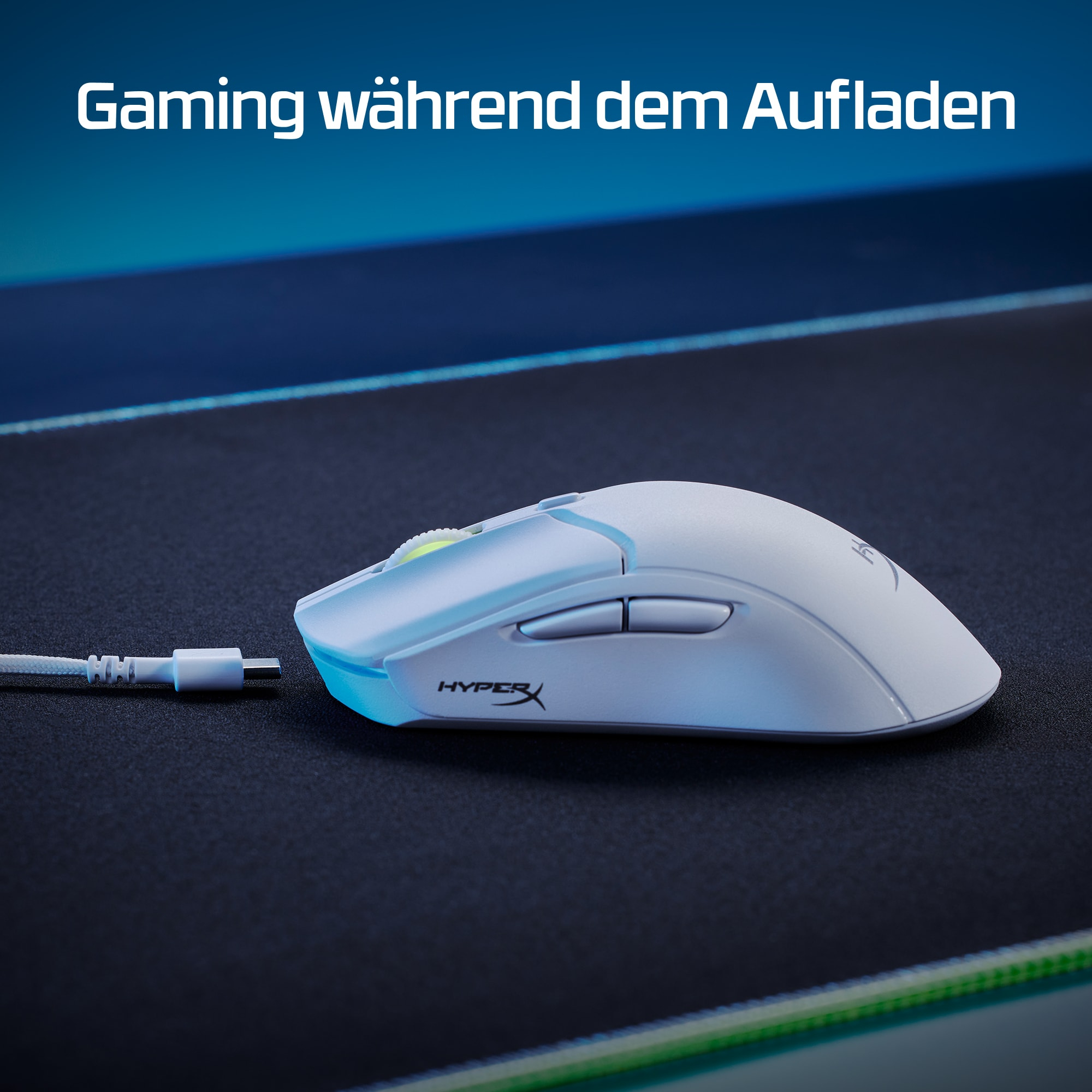 Weiße Gaming-Maus mit Kabel. Der Text oben lautet: 'Gaming während dem Aufladen'.