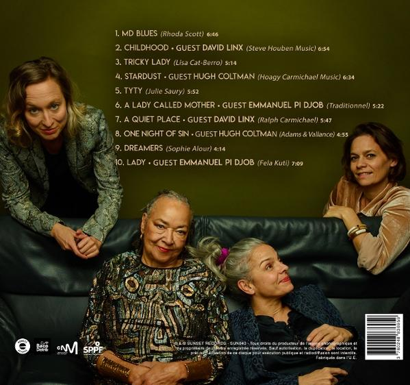 Vier Frauen auf einem Sofa, mit Text unten und einer CD-Hülle.