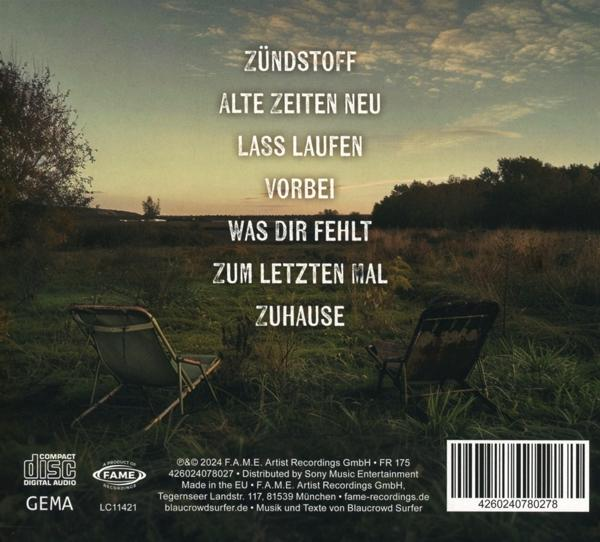 Rückseite einer CD mit Songtiteln und Text auf Deutsch auf einer Wiese.