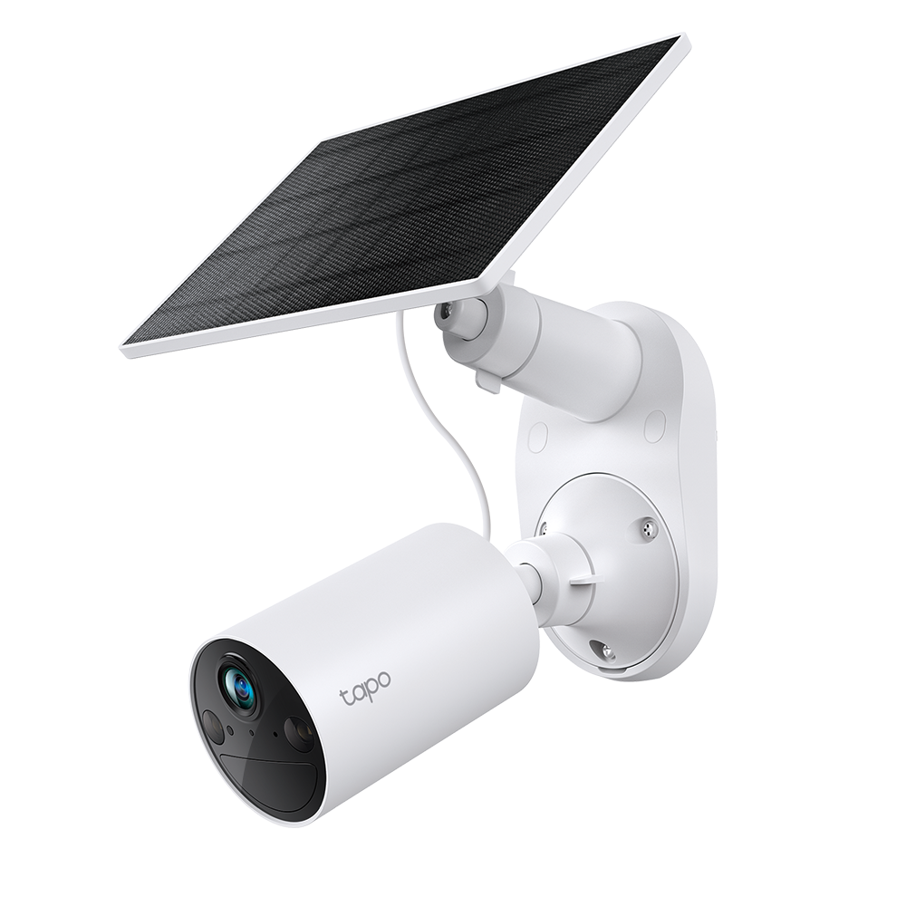 Üstünde siyah bir güneş paneli olan beyaz güvenlik kamerası.