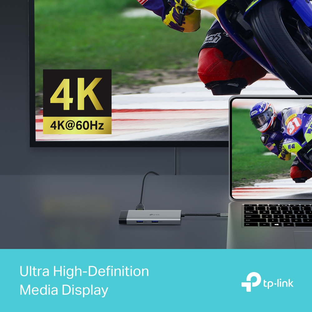 Bir TV ekranı ve bir yarış oyunu gösteren bir dizüstü bilgisayar ile bir bilgisayar hub'ı.