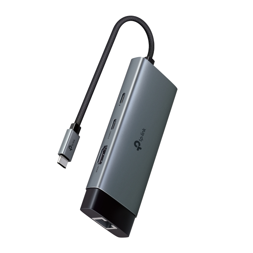 Çoklu bağlantı noktasına sahip koyu gri TP-Link USB-C hub. Siyah kablo ve USB-C konektörü var.