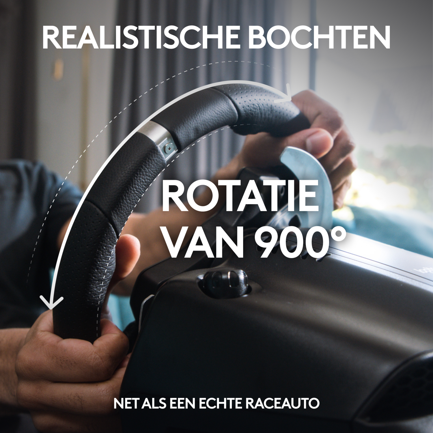 Handen die een zwart stuur vasthouden. Tekst luidt: Rotatie van 900°. Realistische bochten. Net als een raceauto.