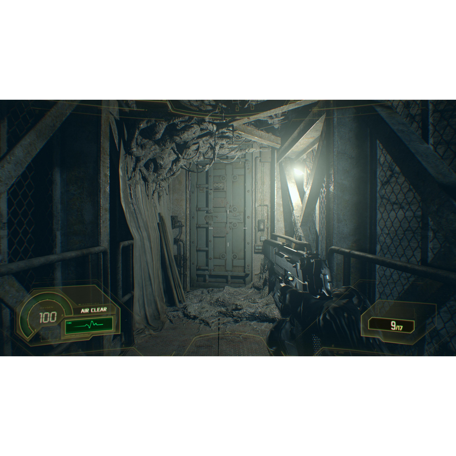 Een first-person view van een donkere, korrelige gang met een geweer in de hand. De UI van de game is zichtbaar.