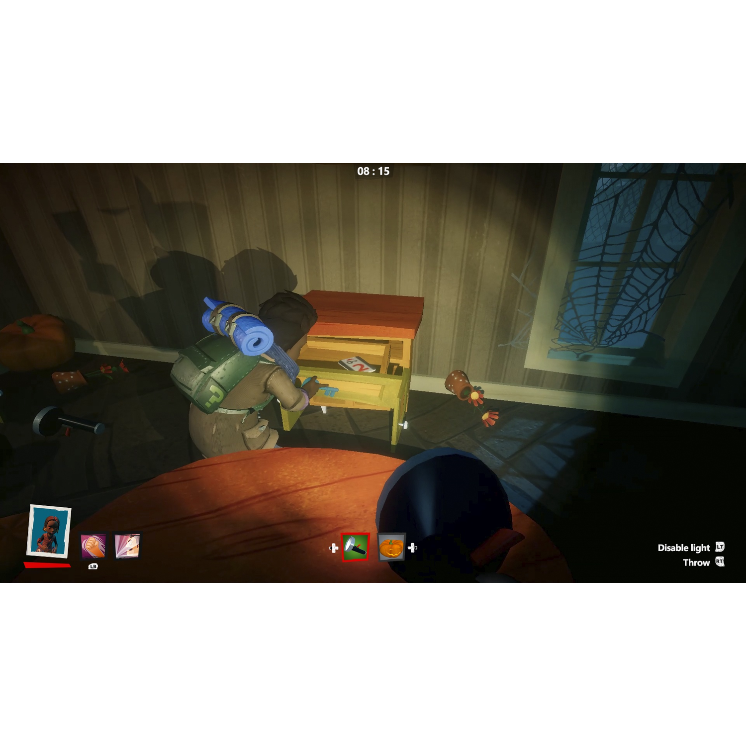Een persoon in een kamer met een bureau en een kast.