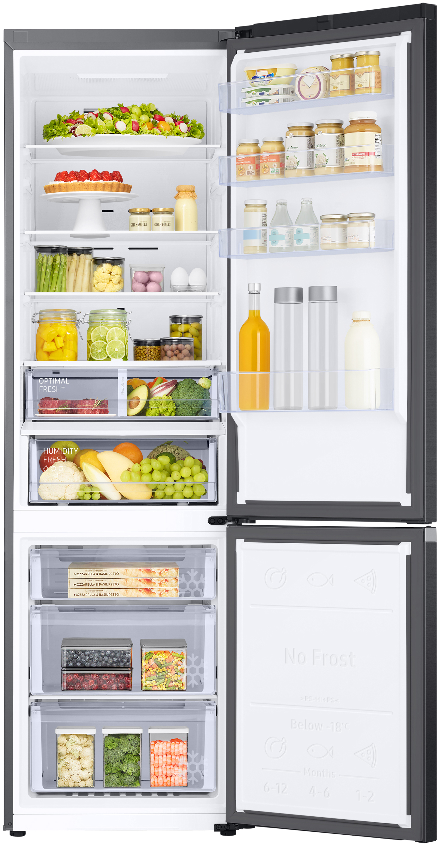 Ein offener Kühlschrank mit Lebensmitteln: Salat, Kuchen, Joghurt, Gemüse, Obst und Fertiggerichte.