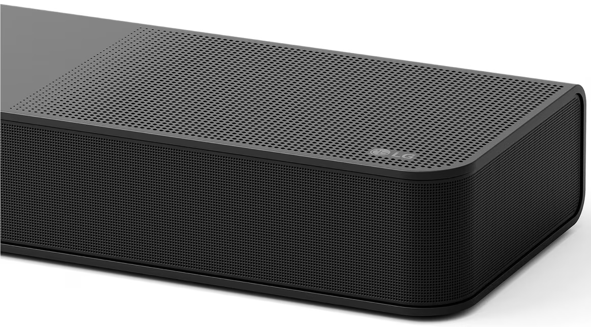 Zbliżenie czarnego soundbara z perforowanym panelem przednim i logo LG.