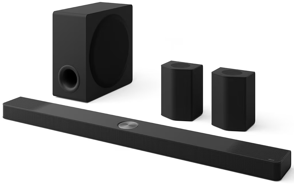 Czarny soundbar, subwoofer i dwa głośniki satelitarne na białym tle.