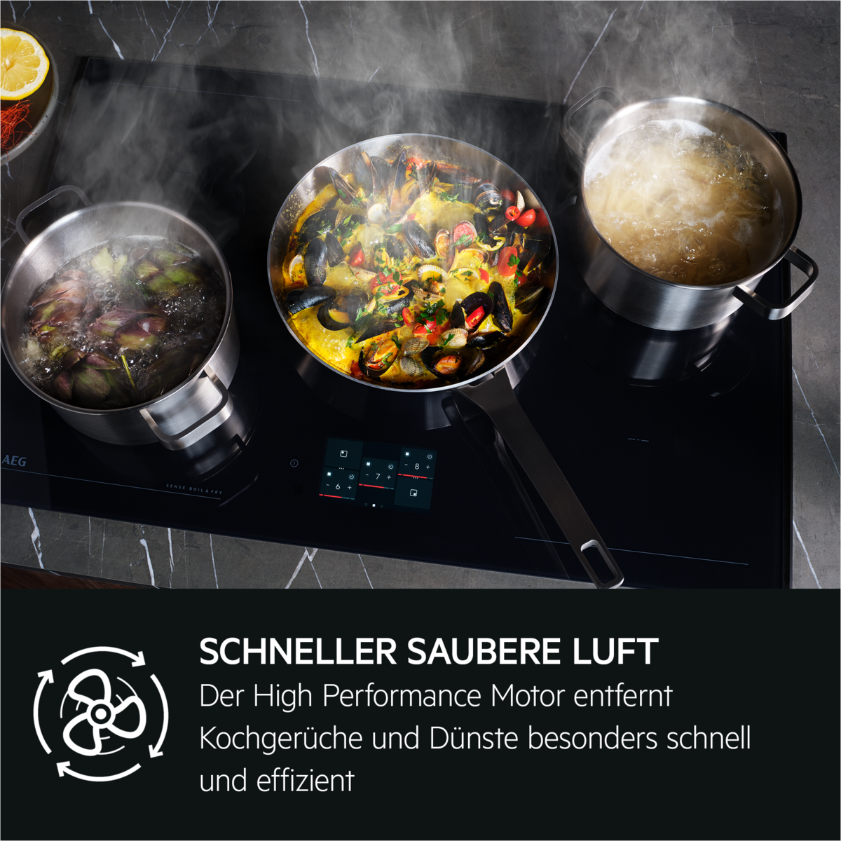 Das Bild zeigt ein schwarzes Induktionskochfeld mit drei Töpfen, in denen verschiedene Speisen gekocht werden.