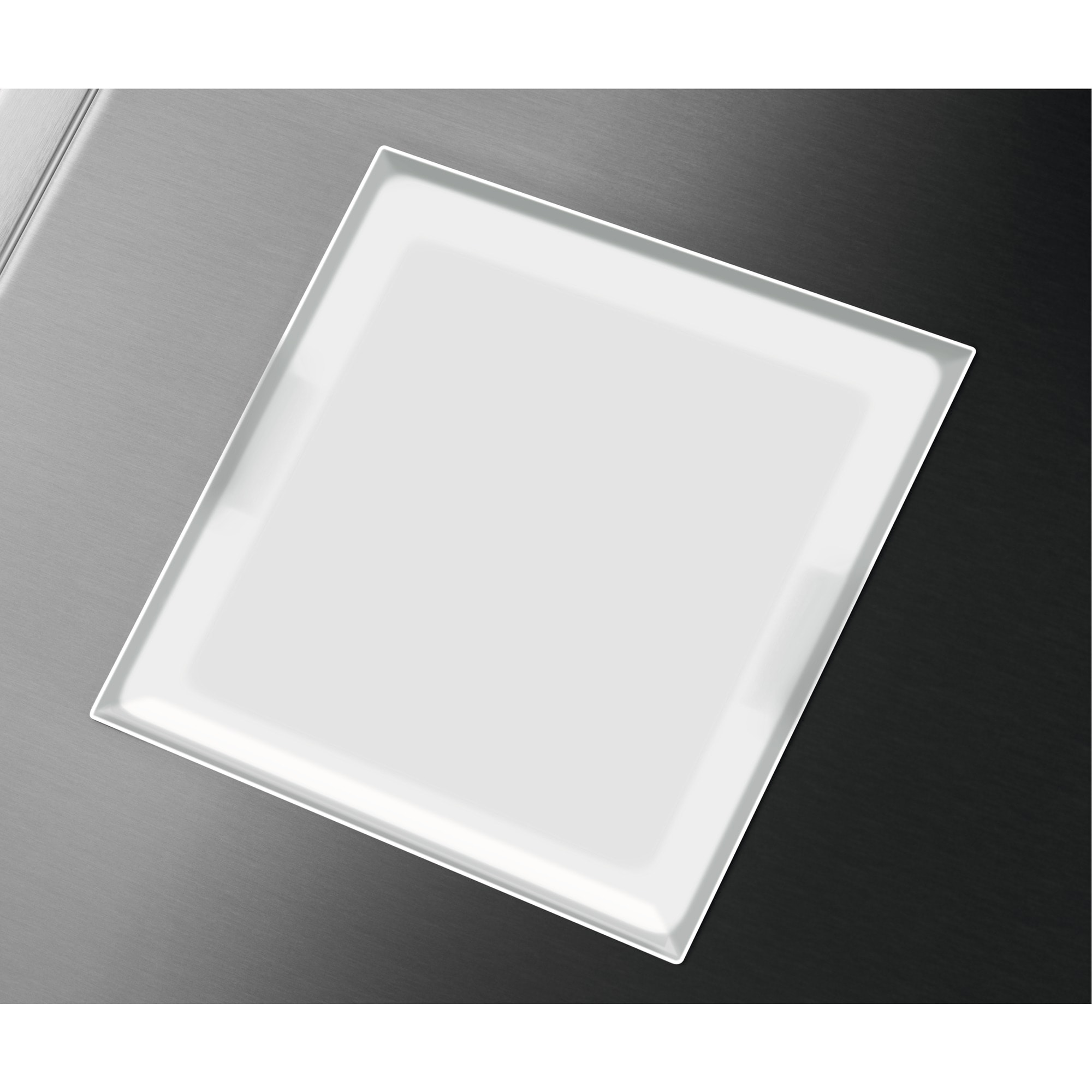 Ein quadratischer, weißer Glasteller mit reflektierender Oberfläche.