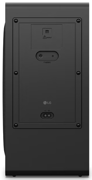 Tył czarnego głośnika z portami połączeniowymi.