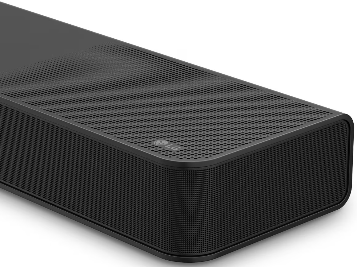 Czarny soundbar z siatkowym przodem i logo LG w prawym górnym rogu.