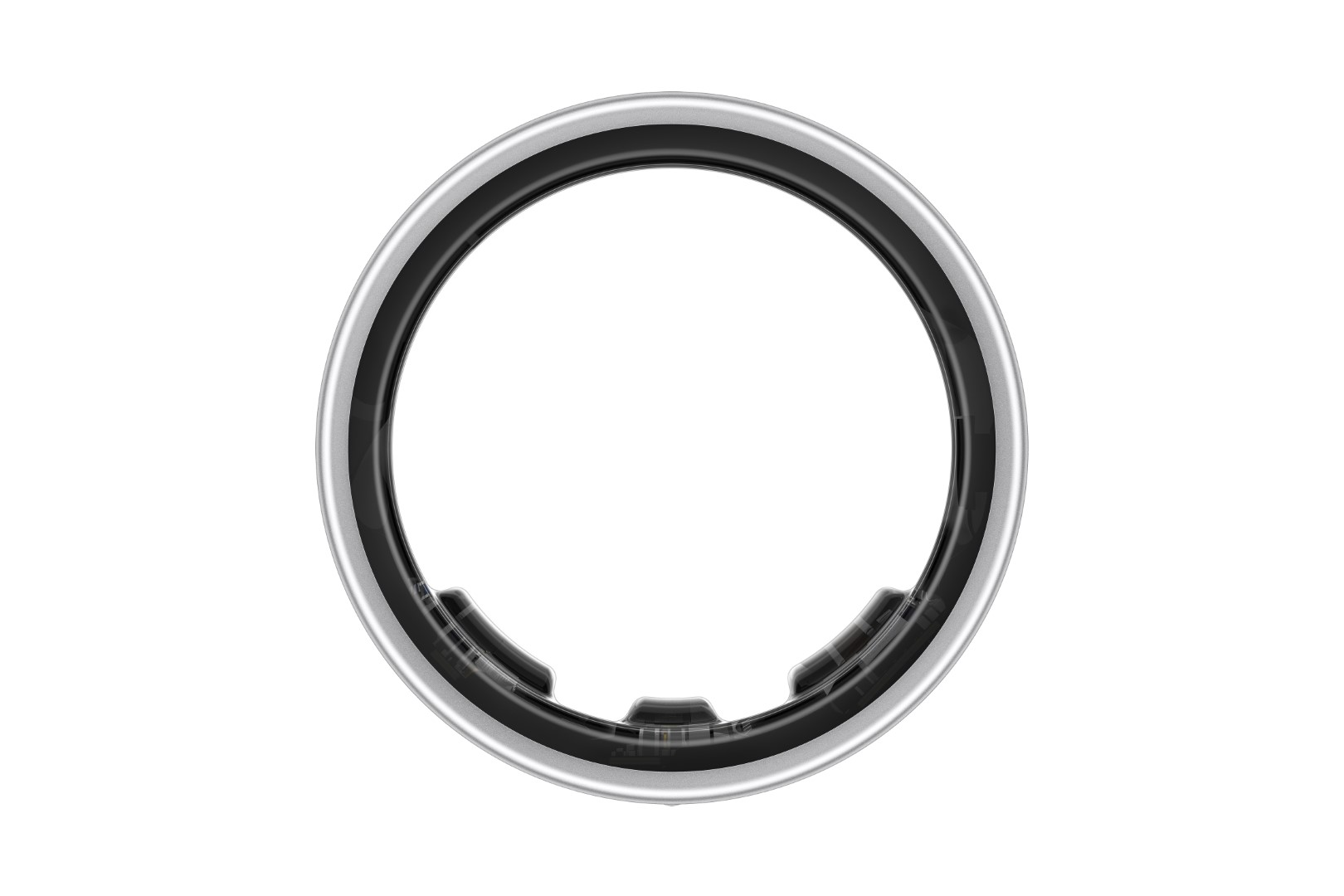 Srebrny pierścień z czarnymi i srebrnymi paskami.