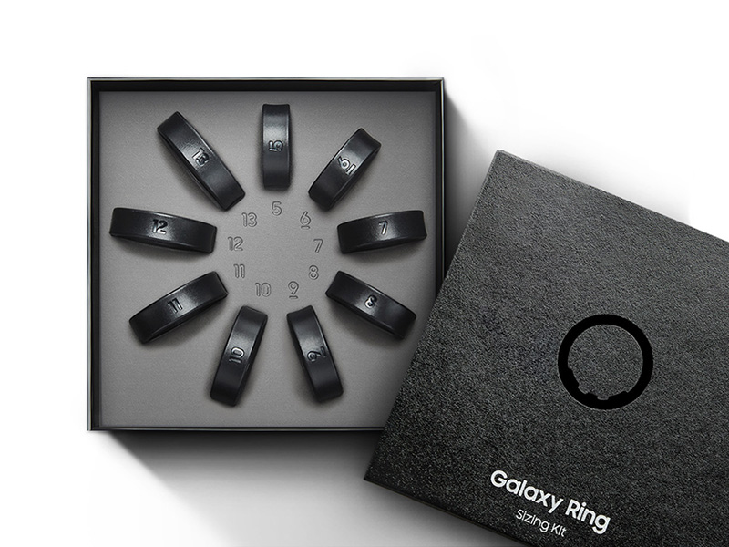 Zestaw do pomiaru rozmiaru dla Galaxy Ring. Czarne pierścienie z numerami w pudełku i pudełko z nazwą produktu.