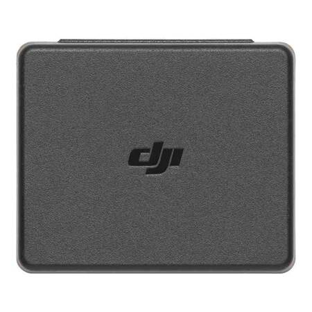 Ciemnoszara obudowa DJI z logo DJI na środku. Jest to kwadratowa obudowa.