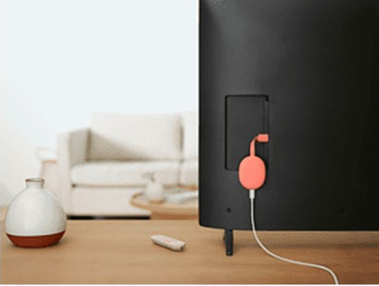 Biały zasilacz włożony do gniazdka ściennego.