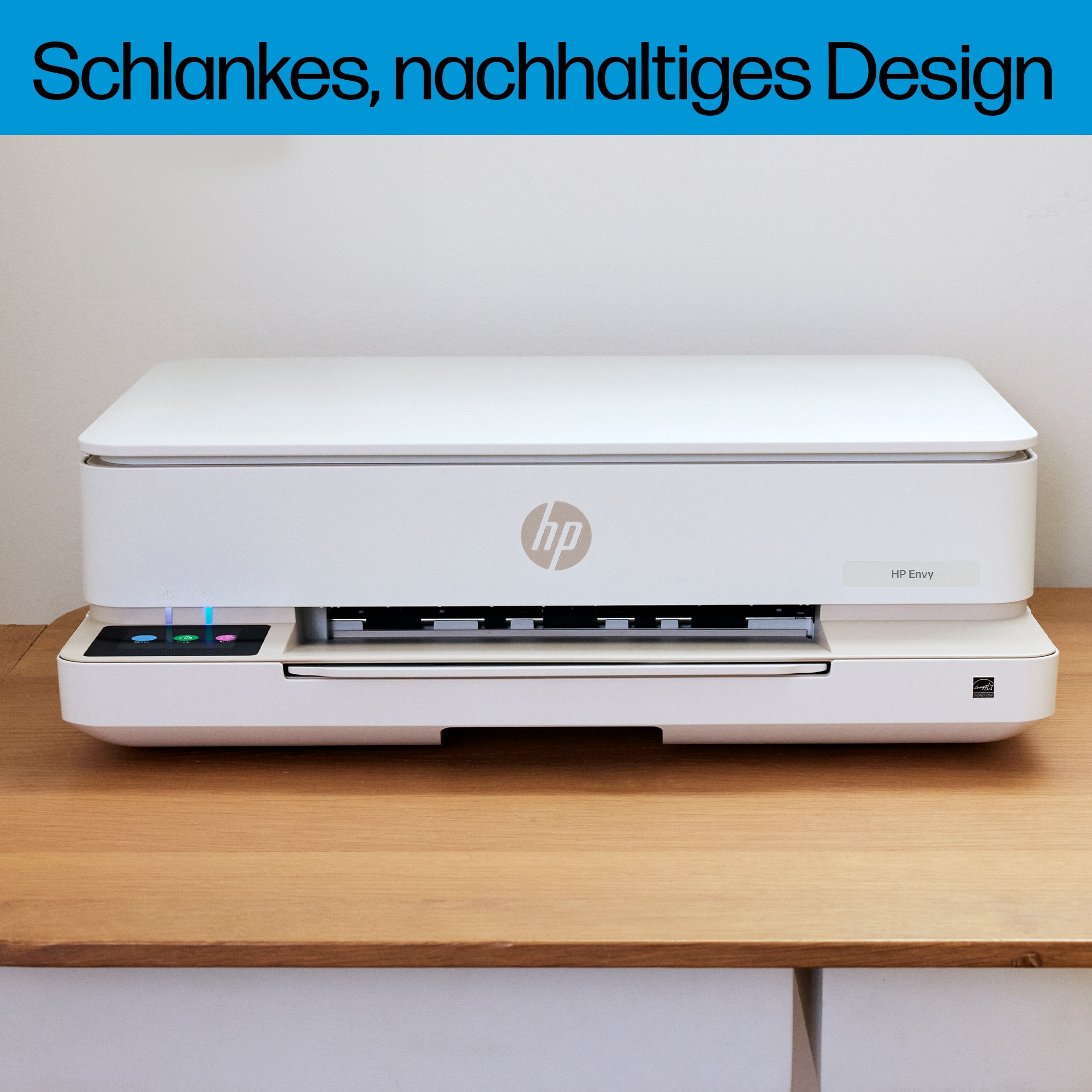 Weißer Drucker auf einem Holztisch, mit Text: schlankes, nachhaltiges Design, und Logo.