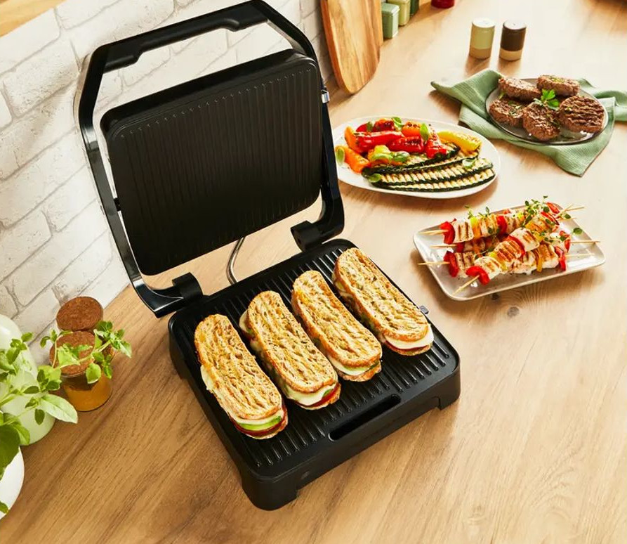 Kanapki na grillu. Grillowane warzywa i szaszłyki na talerzu. Otoczenie kuchenne.