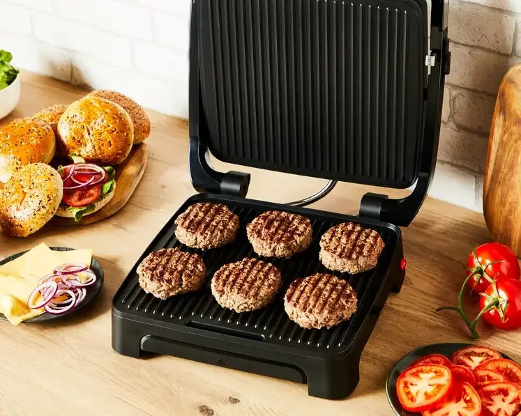 Burgery na grillu z innymi produktami spożywczymi.