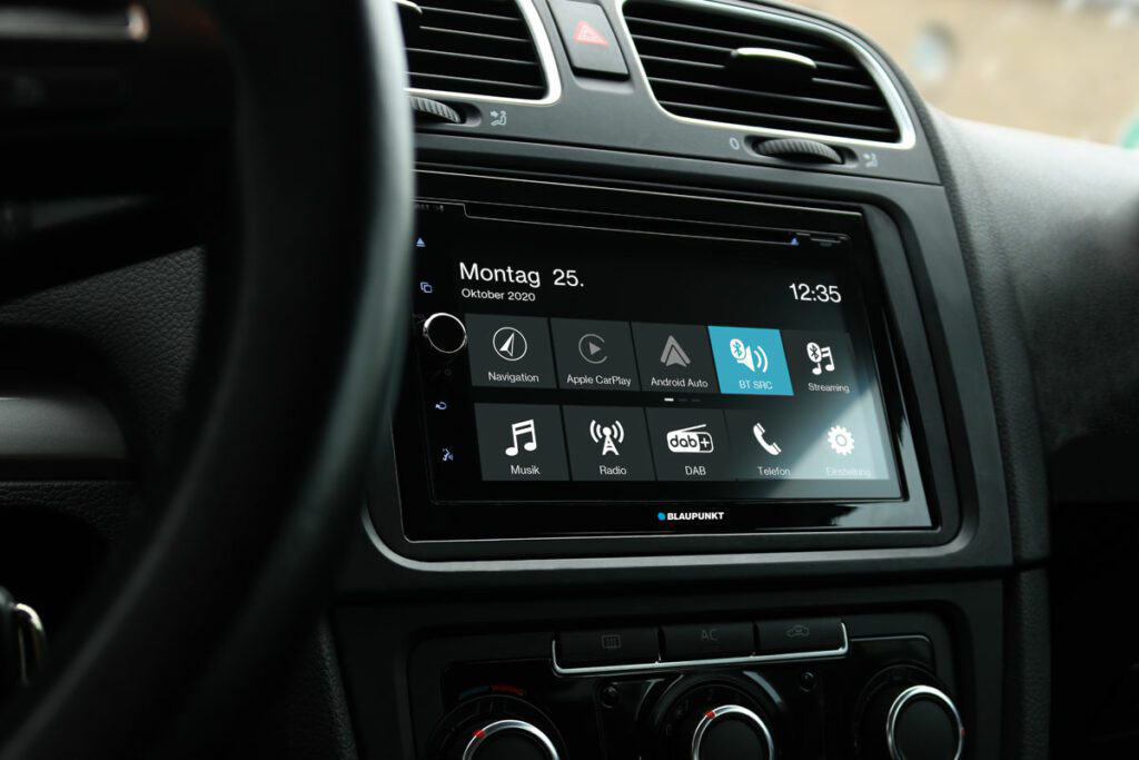 Autó műszerfal navigációval, Apple CarPlay-vel, Android Autóval és egyéb funkciókkal.