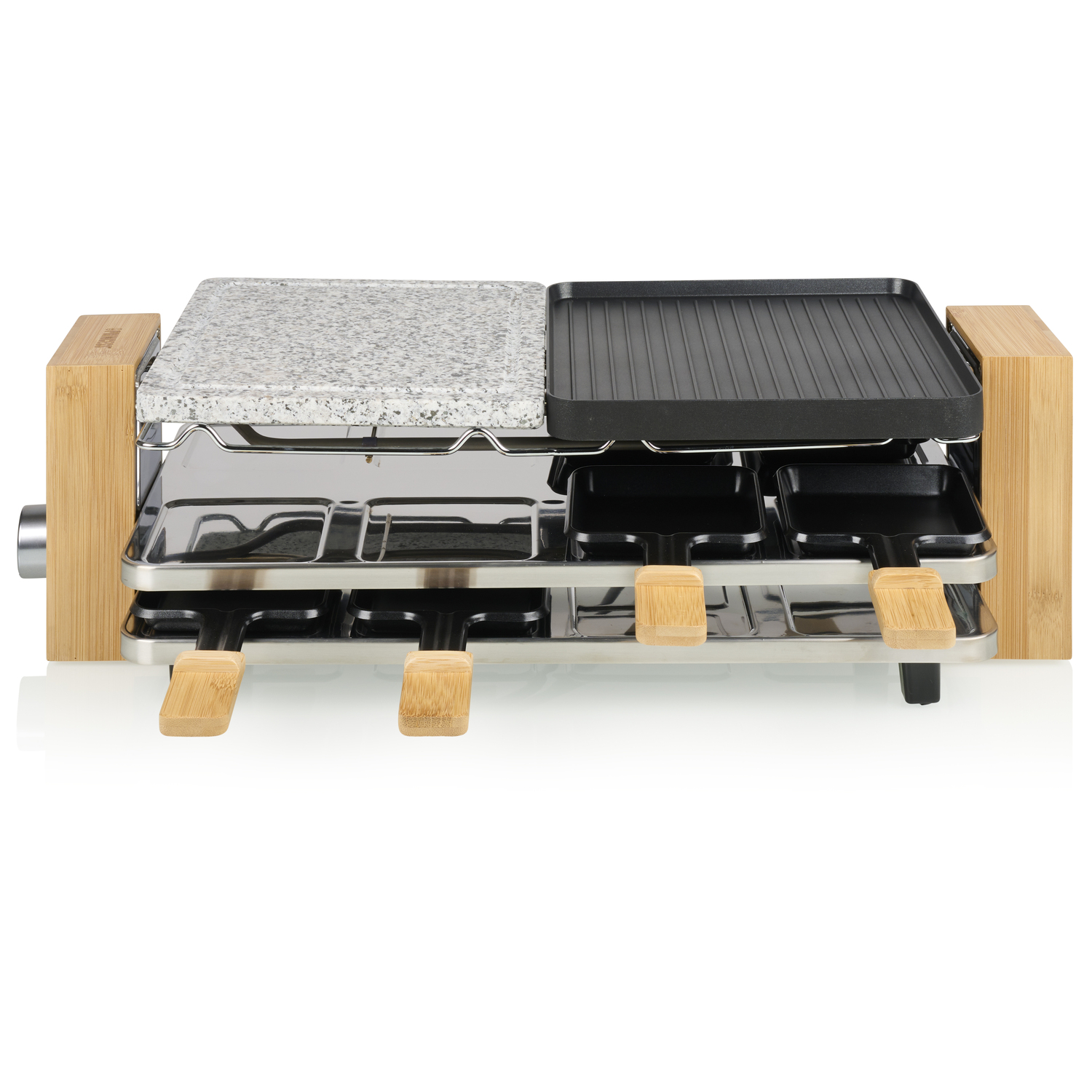 Raclette grill met steen en grillplaat, houten accenten en meerdere kaasbakjes.
