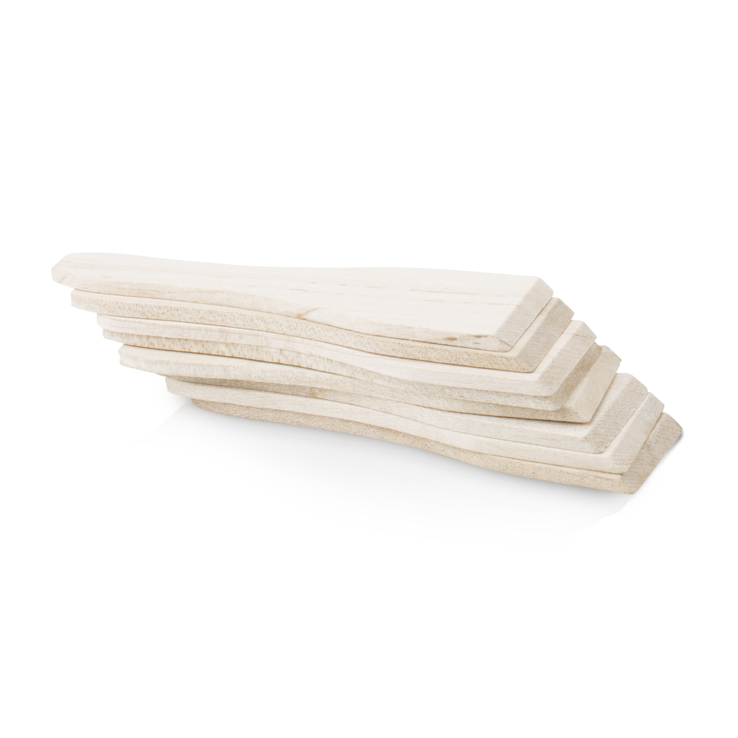 Een stapel houten spatels in een studio-opname op een witte achtergrond.