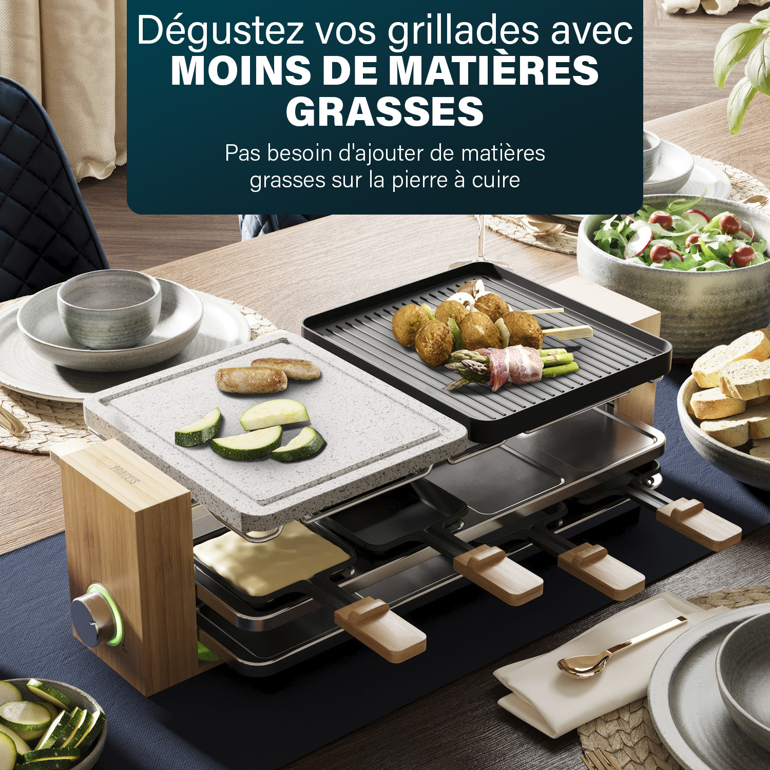 Un appareil à raclette avec de la nourriture dessus. Texte : 'MOINS DE MATIERES GRASSES'. Divers plats et éléments autour.