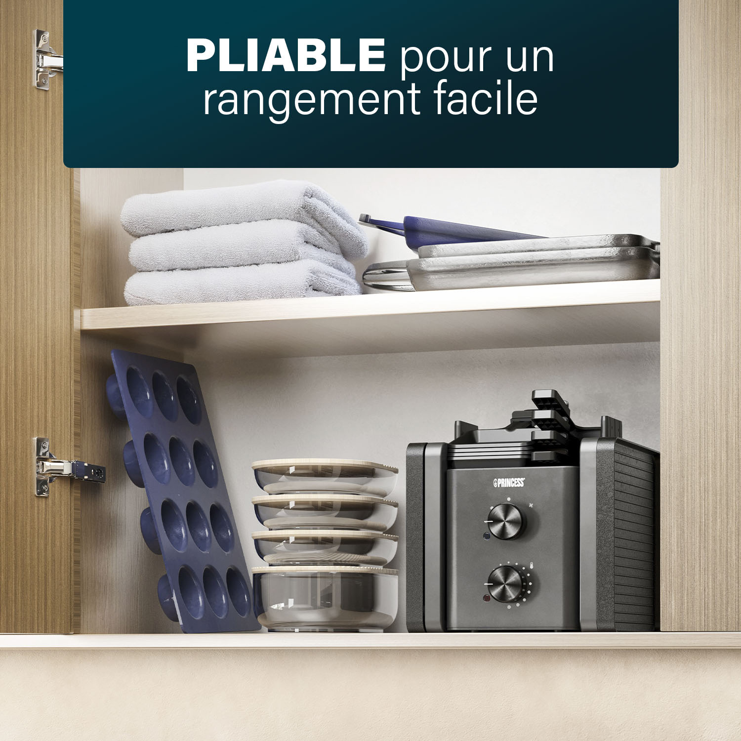 Armoire avec des objets à l'intérieur, un appareil noir avec deux boutons. Texte : Pliable pour un rangement facile.
