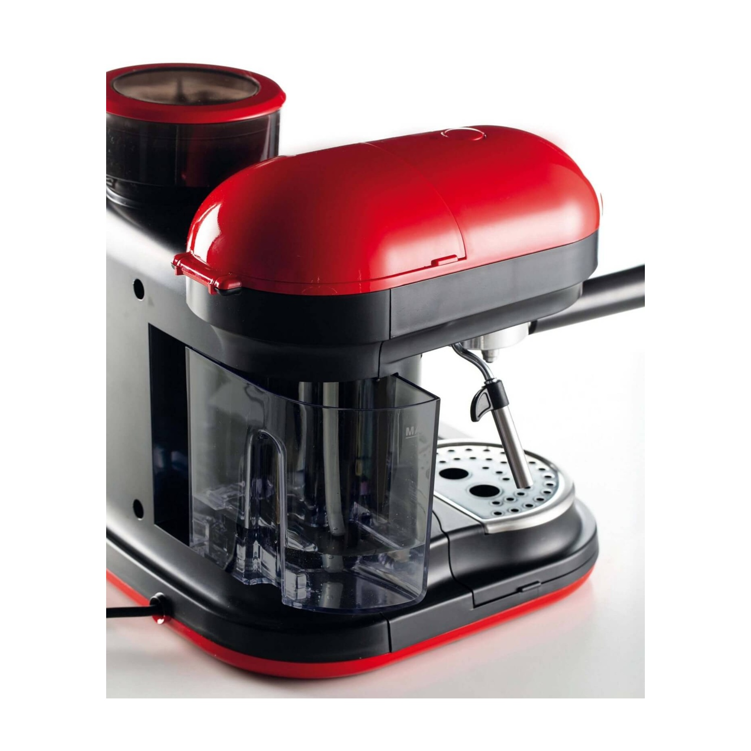 Macchina per espresso nera e rossa con coperchio rosso. Sfondo bianco.