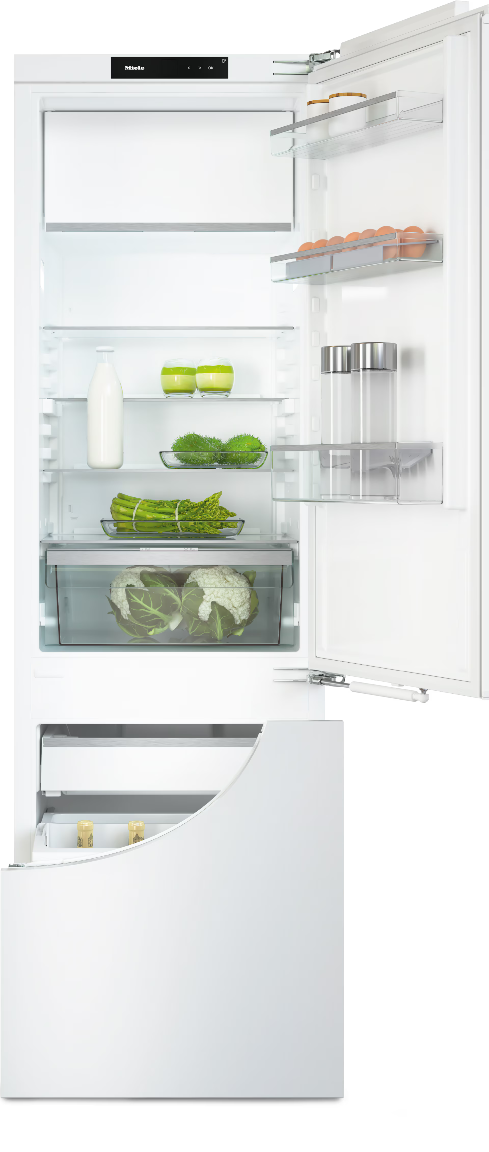 Weißer Einbaukühlschrank mit offener Tür. Innenregale mit Gemüse, Eiern, Milch und Gewürzen.