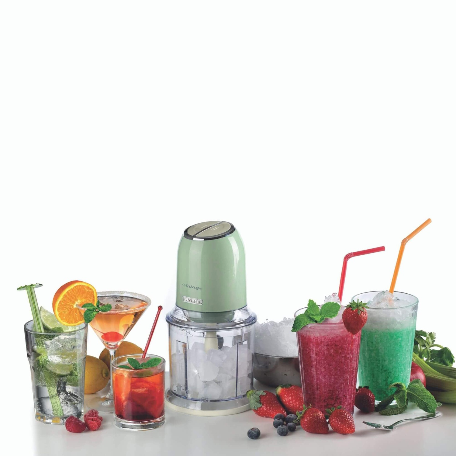 Frullatore verde menta con cocktail, ghiaccio e frutta. Bevande: mojito e frullato di fragole.