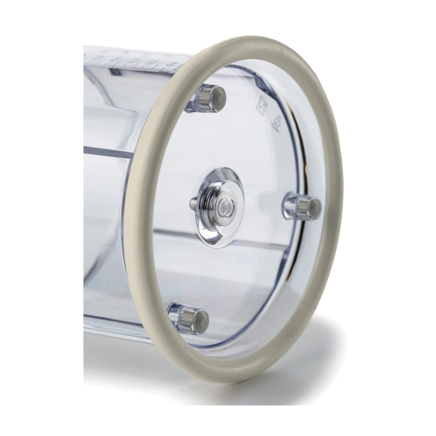 Un oggetto trasparente, cilindrico con un anello bianco in alto. Ha tre borchie metalliche.