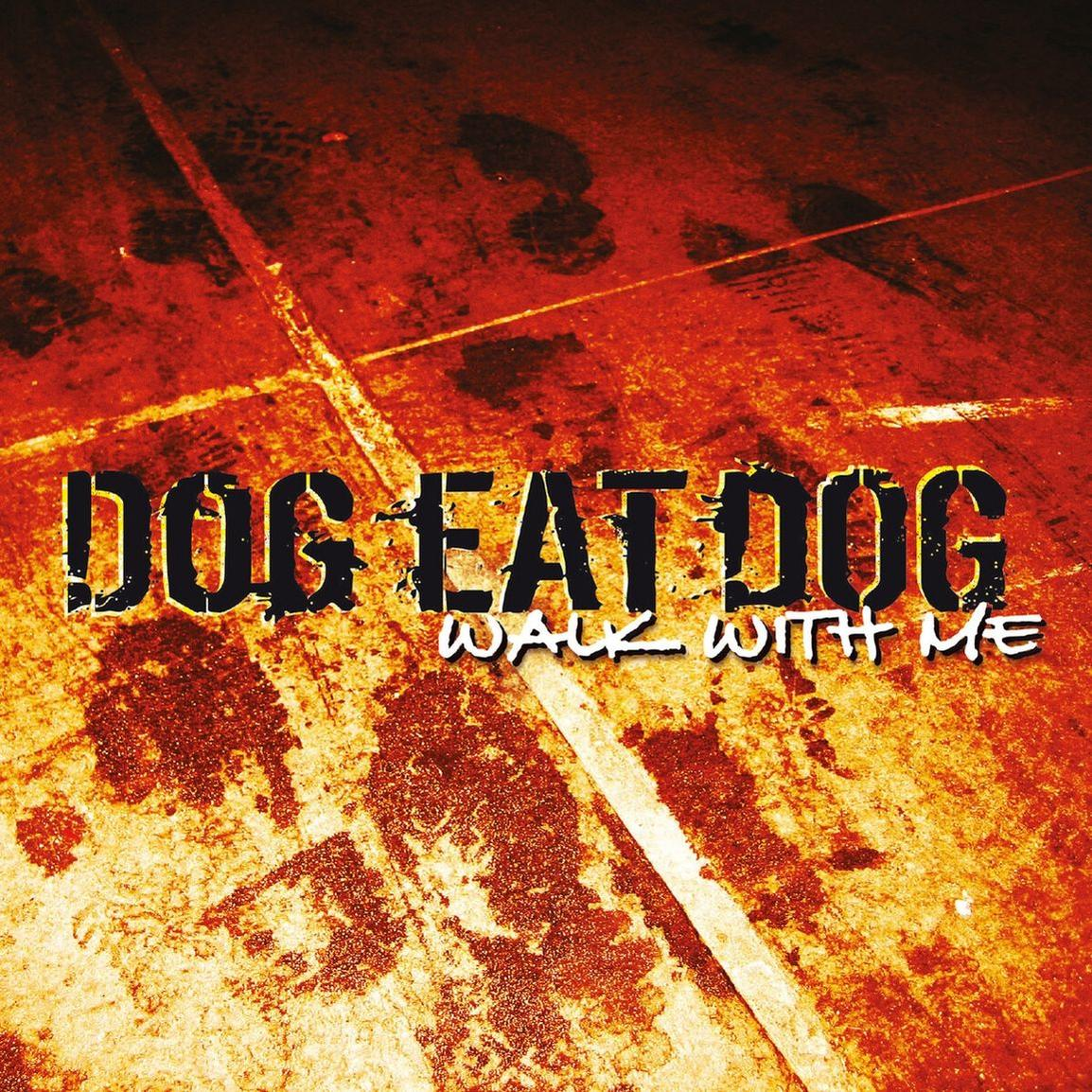 Albumcover mit dem Text 'DOG EAT DOG' auf strukturierter, orangefarbener Oberfläche.