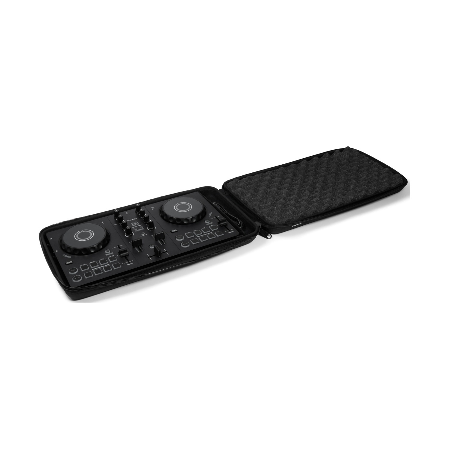 Schwarzer DJ-Controller in einem offenen schwarzen Koffer, auf weißem Hintergrund.