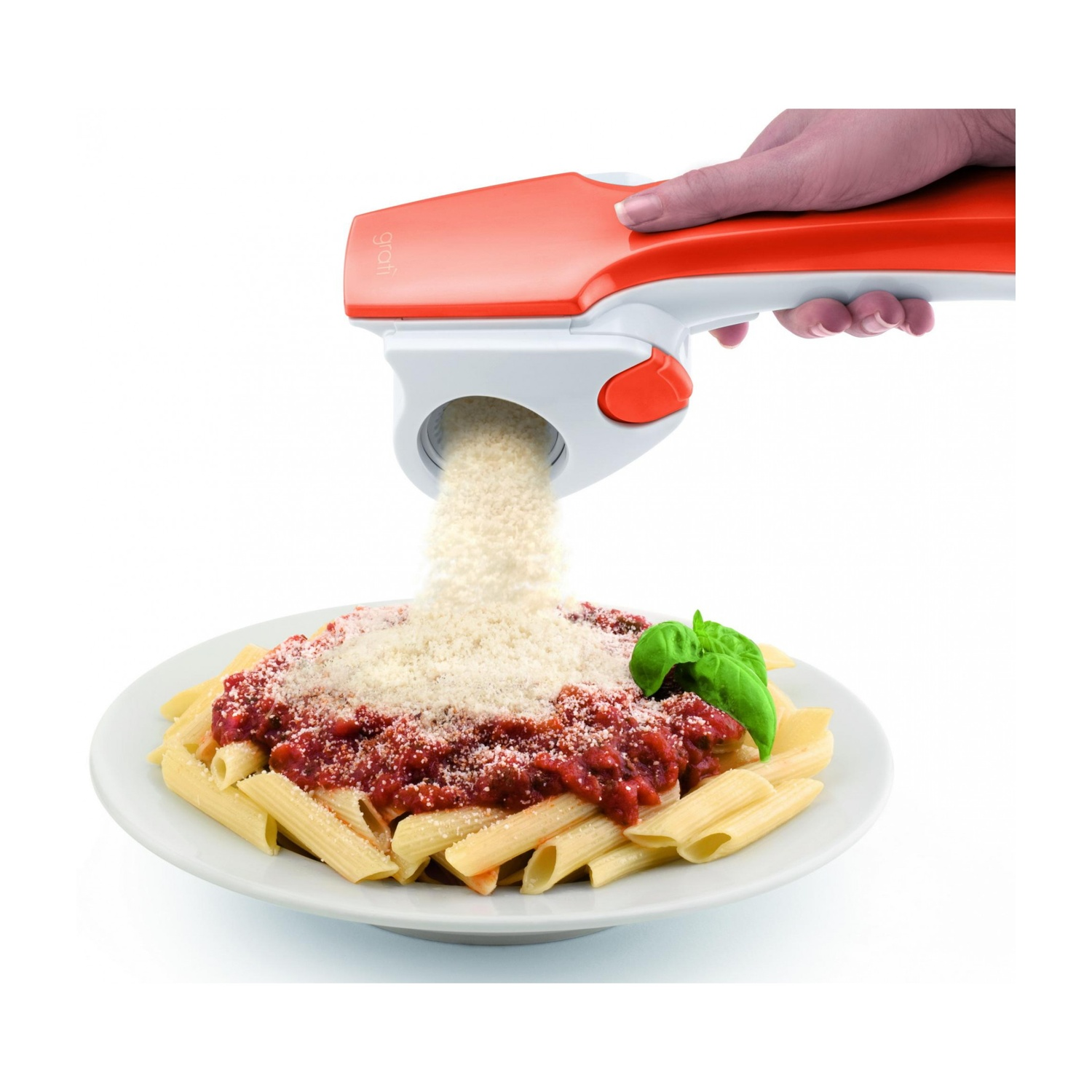 Persona che grattugia parmigiano sulla pasta in un piatto bianco. Grattugia rossa e bianca.