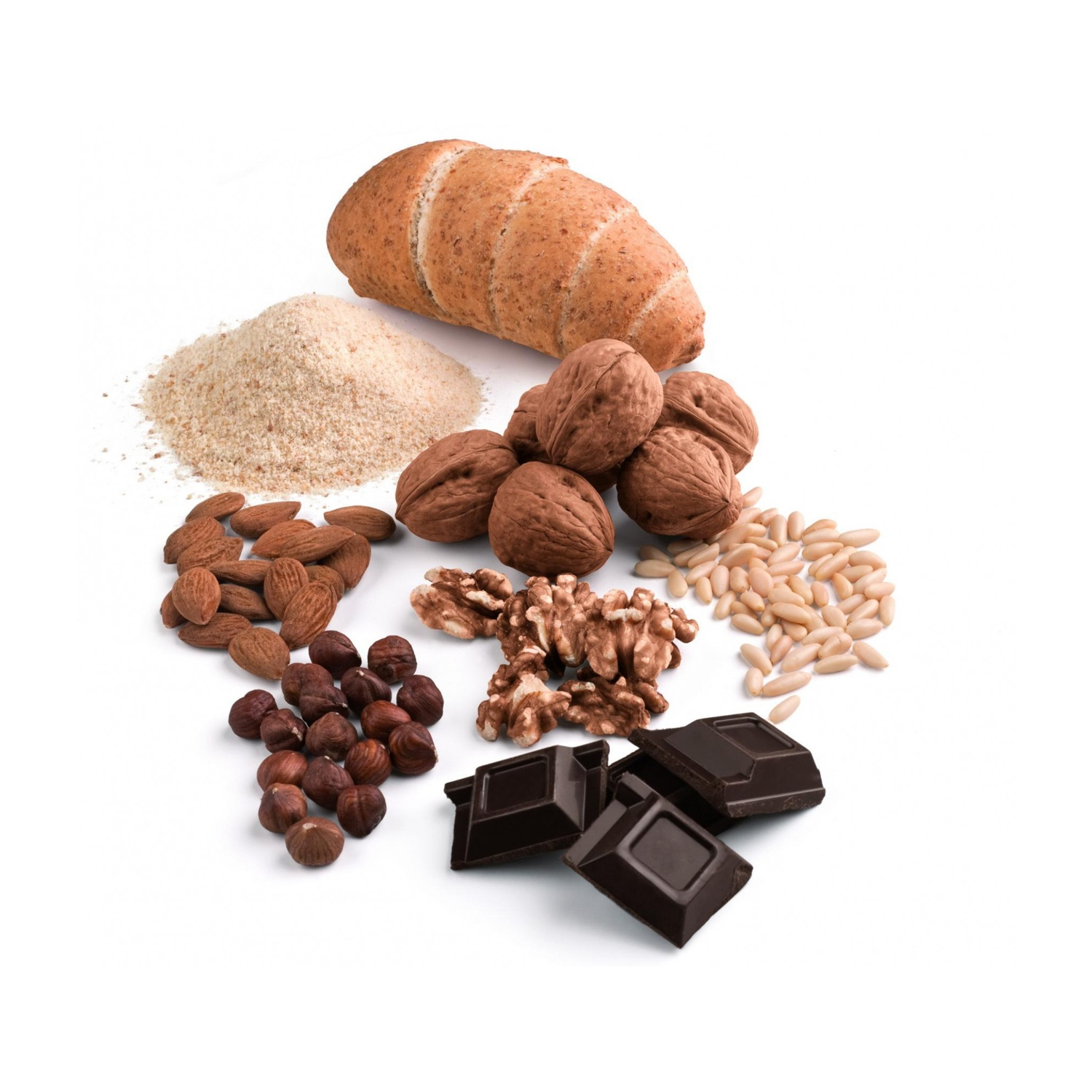 Varie noci, cioccolato e pane disposti su sfondo bianco.