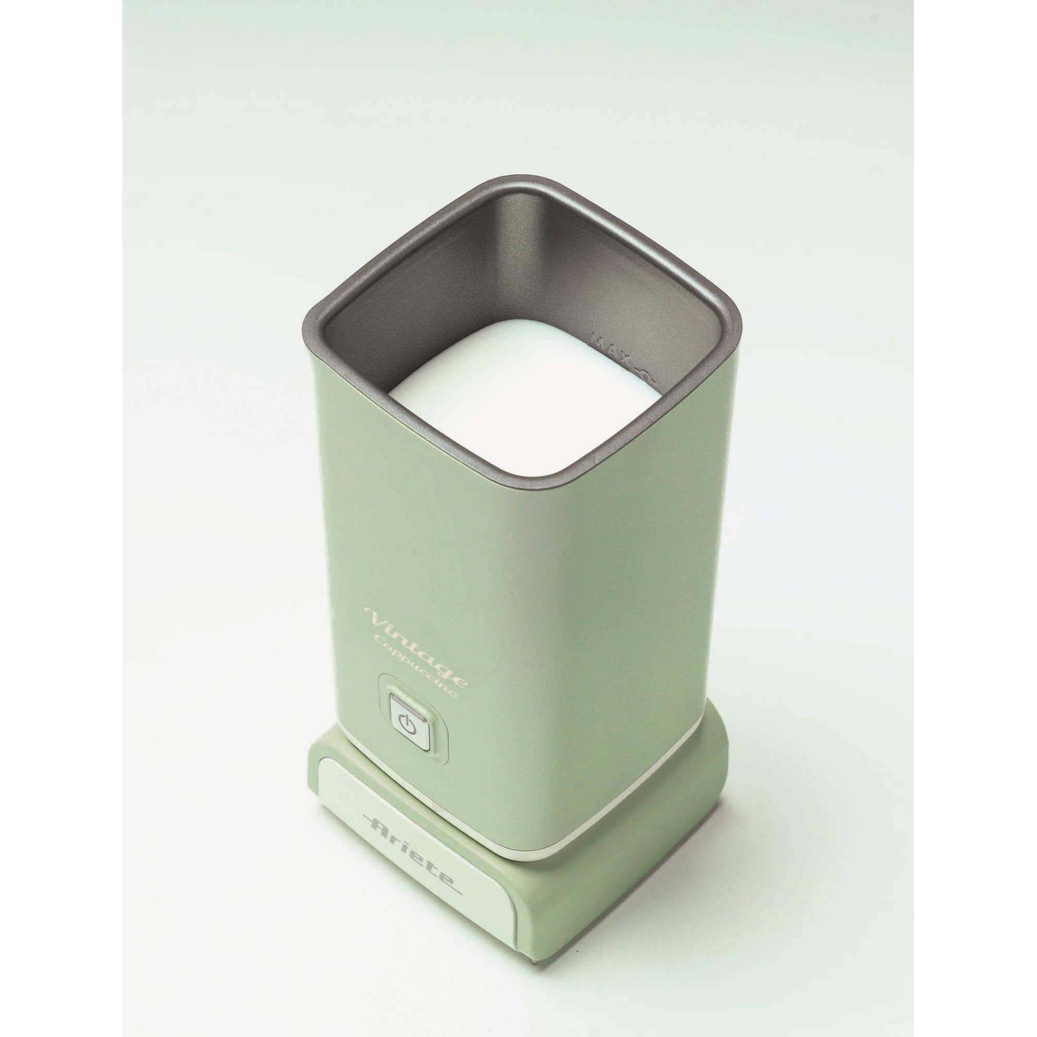 Un montalatte verde e bianco con latte all'interno e il logo Ariete.