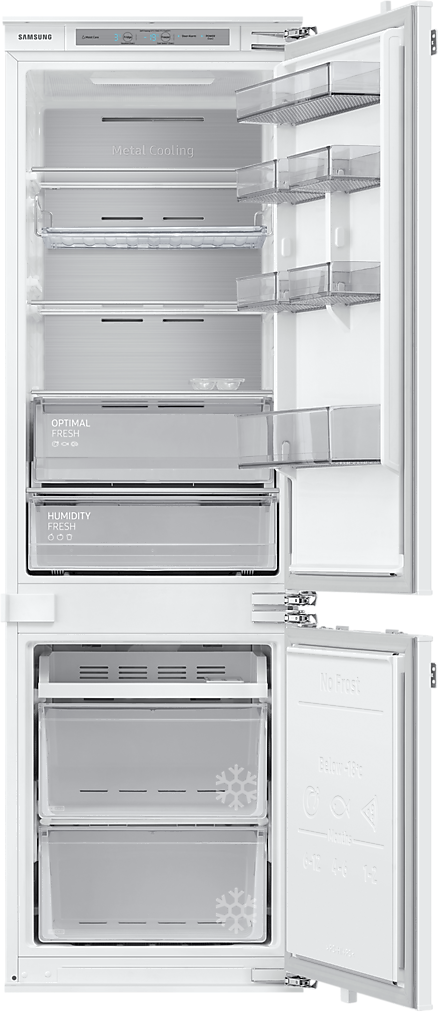 Ein weißer Samsung Kühlschrank mit geöffneten Türen, zeigt Regale und Schubladen.