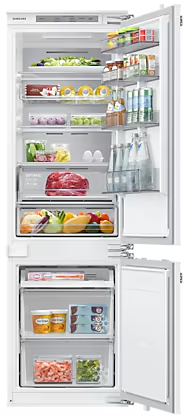 Geöffneter Kühlschrank mit Essen. Gemüse oben, Fleisch in der Mitte und Tiefkühlkost unten.