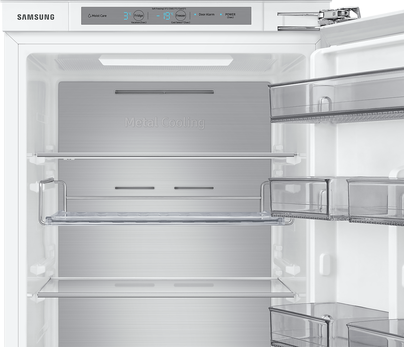 Ein offener Kühlschrank mit Glasböden und einer Metallrückwand.