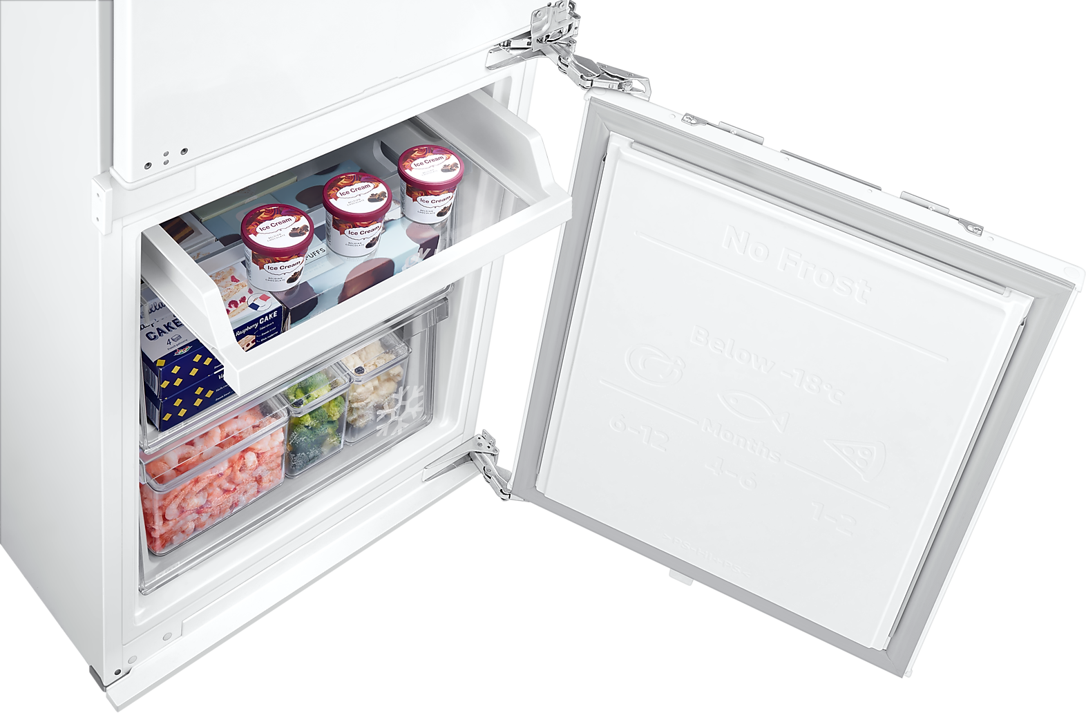 Ein geöffneter Kühlschrank mit Schubladen voller Essen, mit weißem und schwarzem Hintergrund.