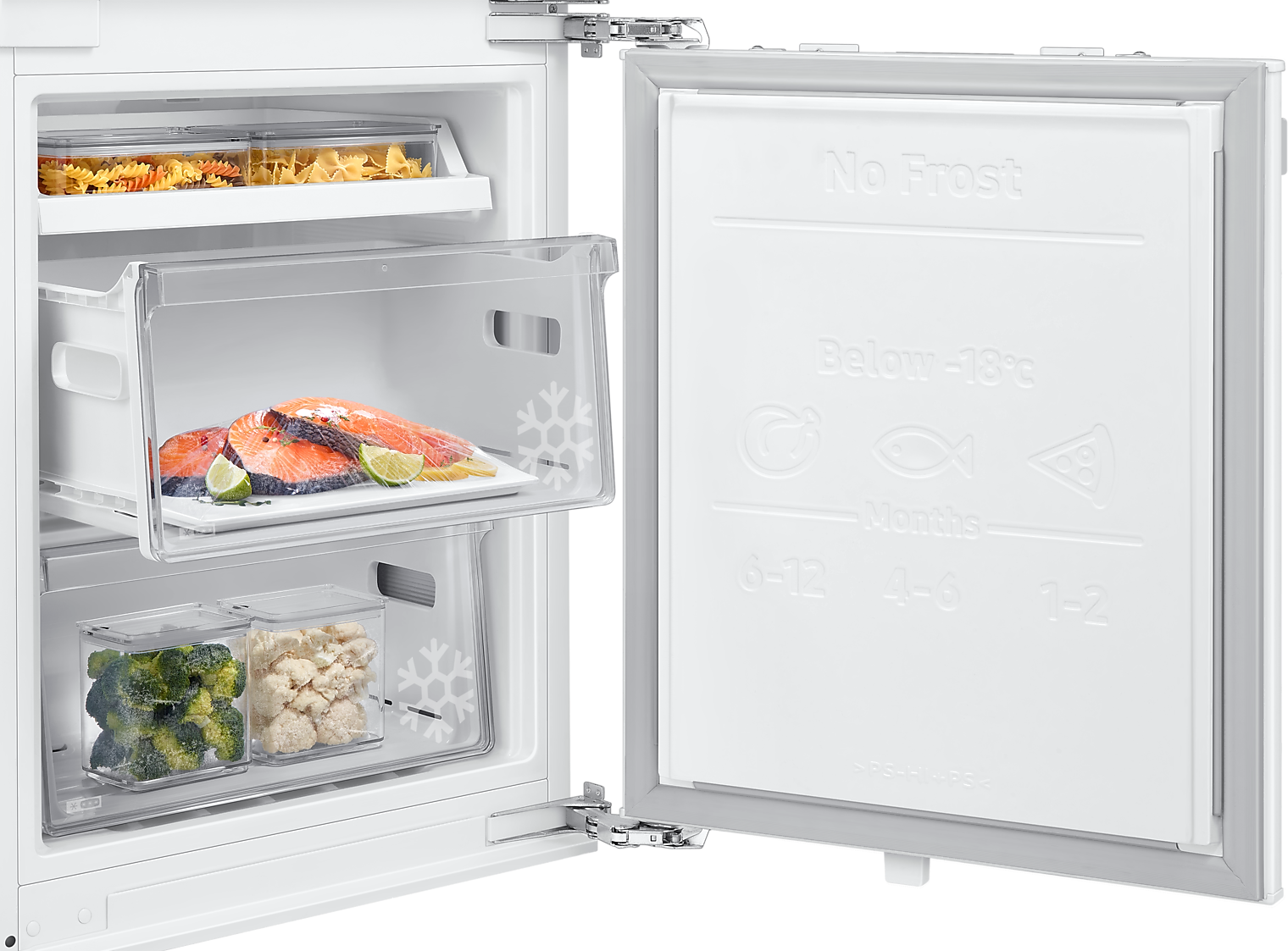 In einem Kühlschrank mit offener Tür. Schubladen enthalten Lebensmittel wie Lachs, Brokkoli und Pasta.